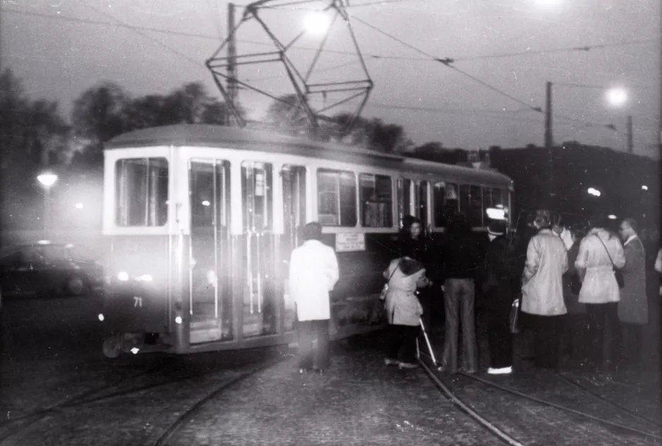 Arkivfoto: Malmø motorvogn 71 foran Elspårvagnshallarna  Zenithgatan (1973)