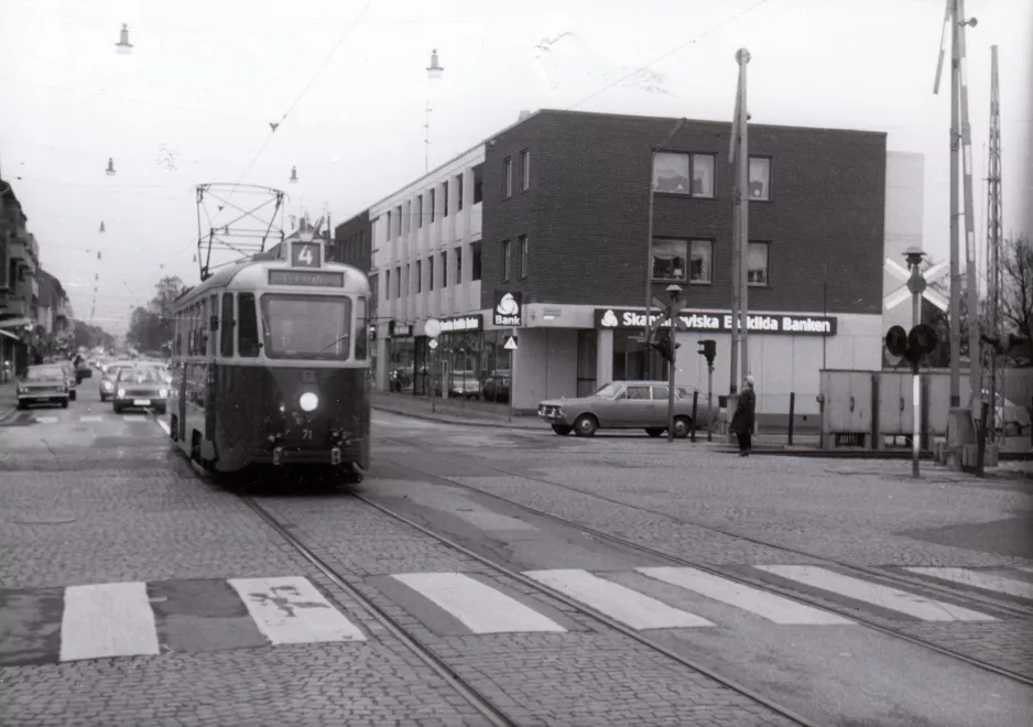Arkivfoto: Malmø sporvognslinje 4 med motorvogn 71 i krydset Linnégaten/Kalkbrottsgatan (1973)