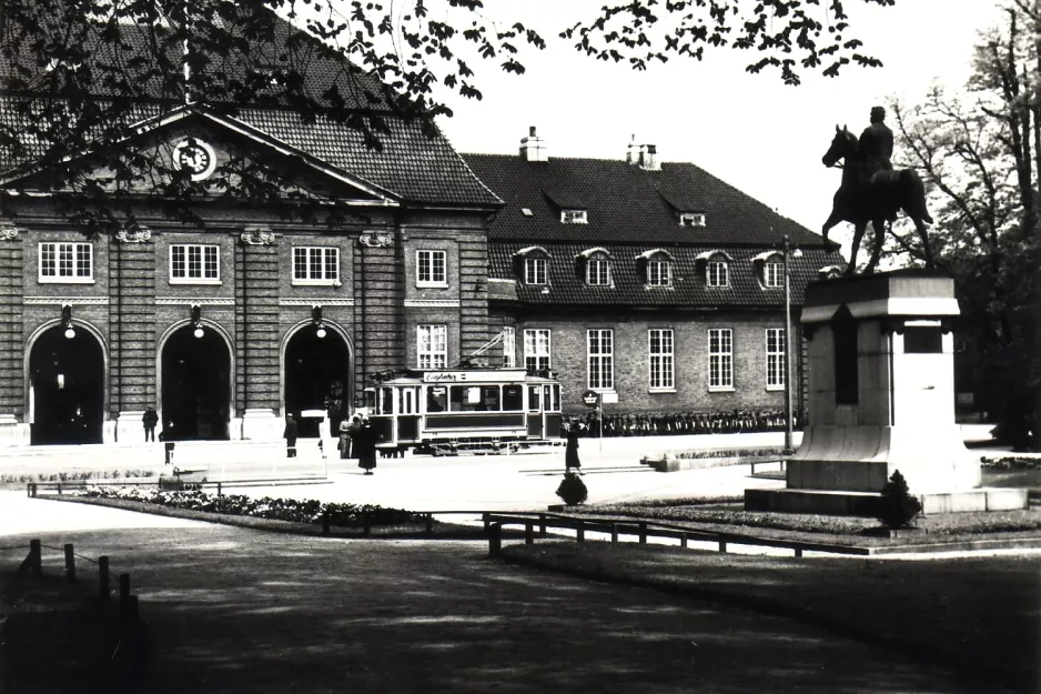 Arkivfoto: Odense Hovedlinie med motorvogn 14 ved Banegården (1930-1939)