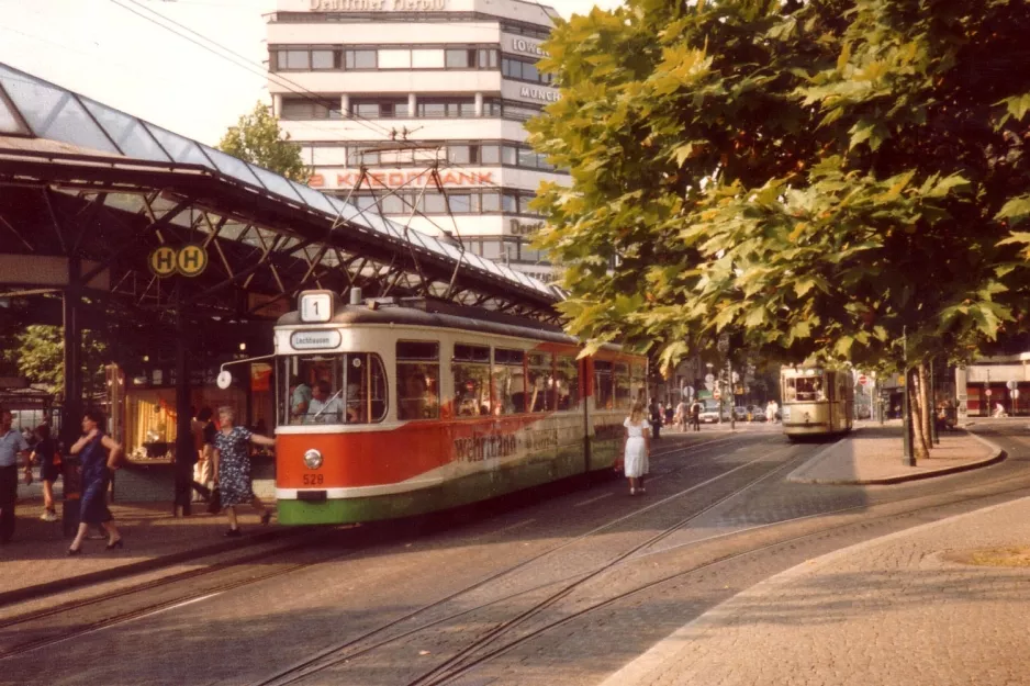 Augsburg sporvognslinje 1 med ledvogn 528 ved Königsplatz (1982)