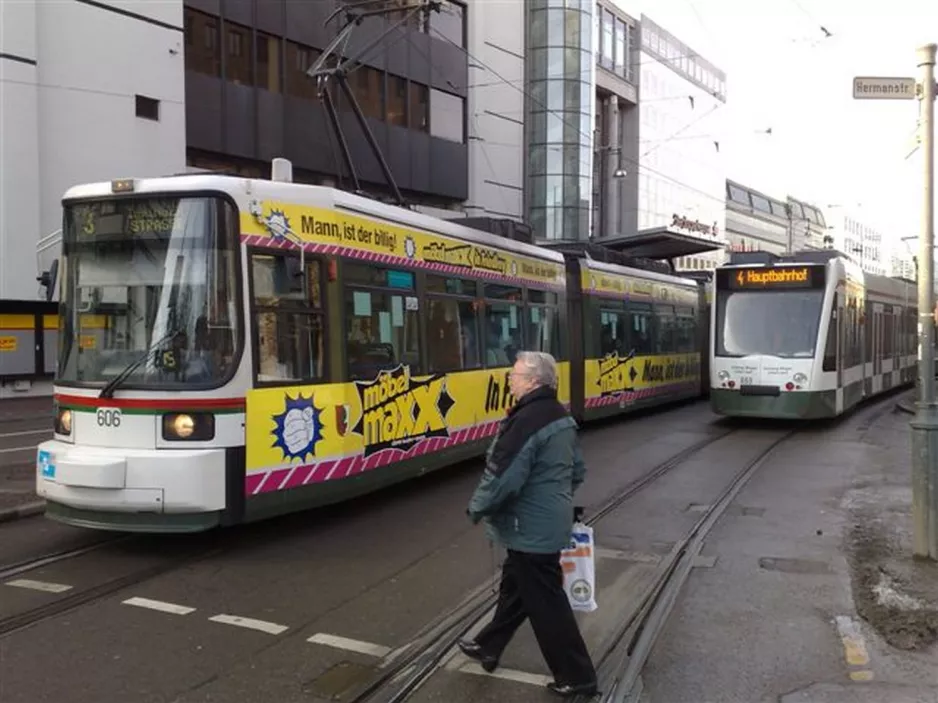 Augsburg sporvognslinje 3 med ledvogn 606 tæt på Königsplatz (2010)