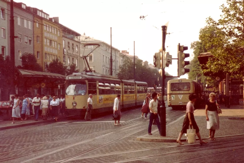 Augsburg sporvognslinje 4 med ledvogn 810 ved Königsplatz (1982)