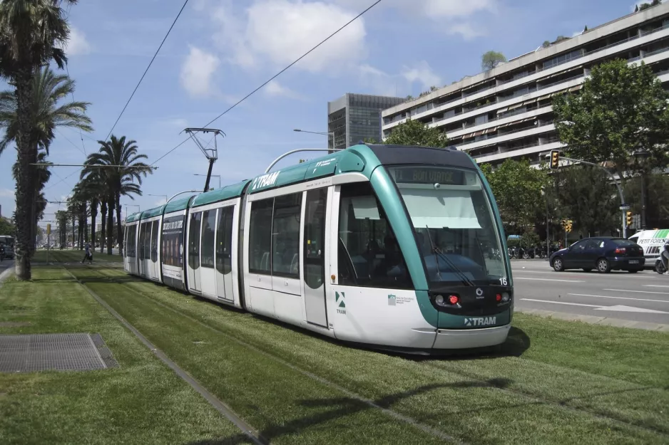 Barcelona sporvognslinje T1 med lavgulvsledvogn 16 på Maria Cristina Avinguda Diagonal (2012)