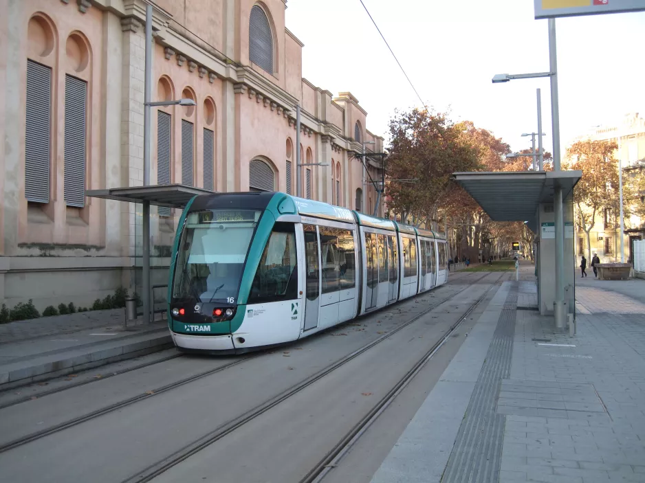 Barcelona sporvognslinje T4 med lavgulvsledvogn 16 ved Ciutadella | Vila Olímpica (2015)