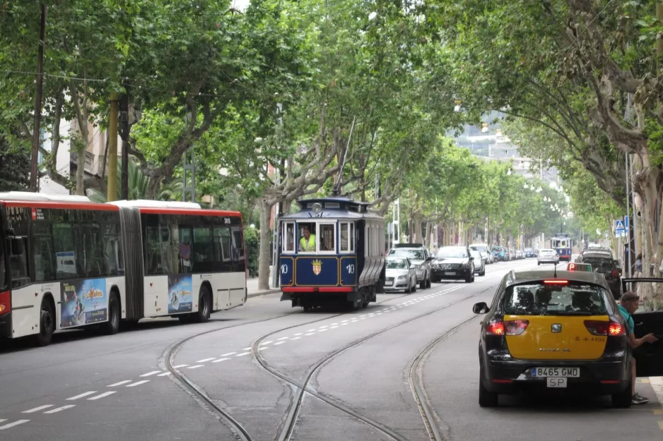 Barcelona turistlinje 55 med motorvogn 10 på Av. del Tibidabo (2012)