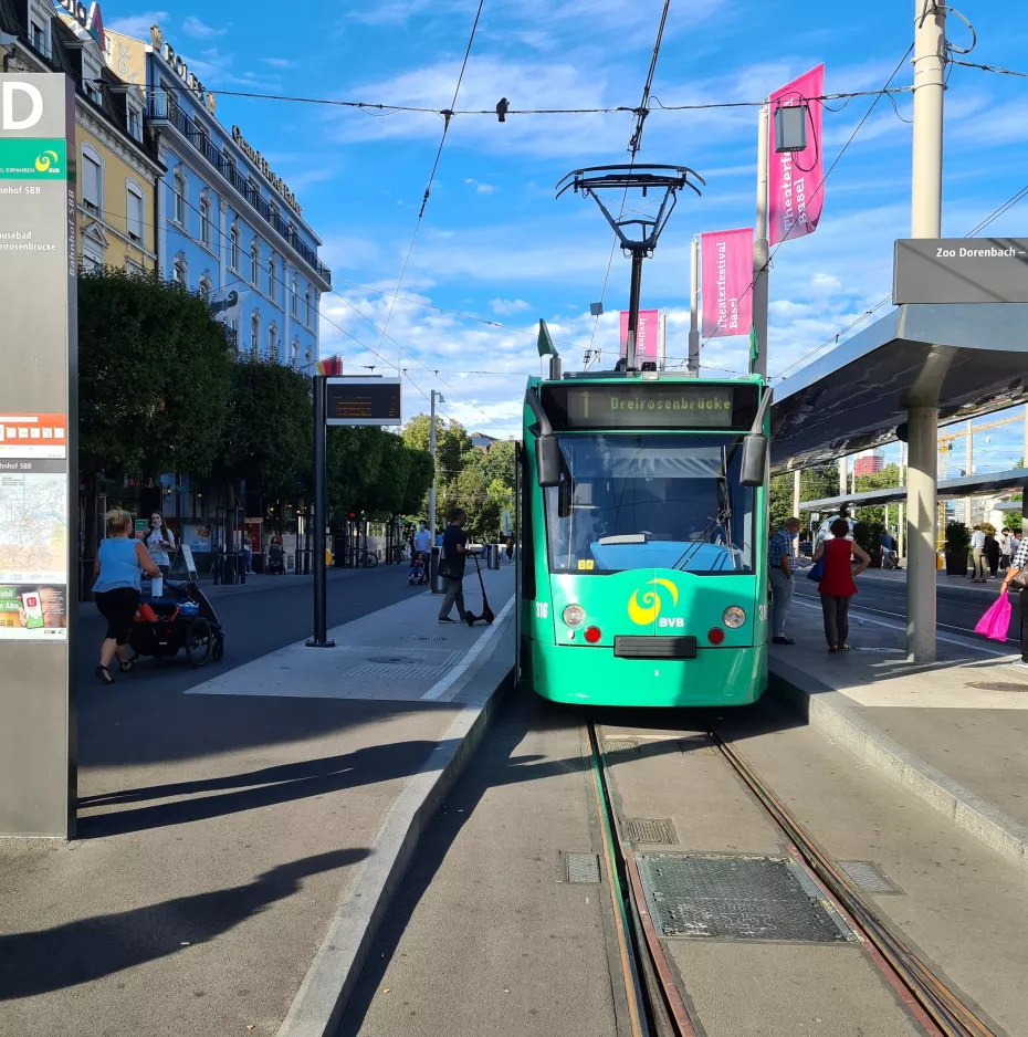Basel sporvognslinje 1 med lavgulvsledvogn 316 ved Bahnhof SBB (2020)