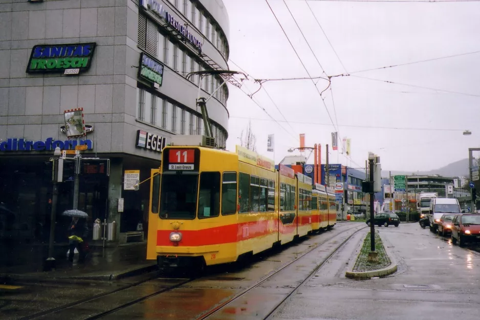 Basel sporvognslinje 11 med ledvogn 205 ved Dreispitz (2006)