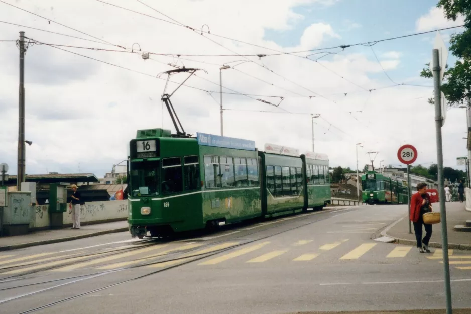Basel sporvognslinje 16 med ledvogn 659 ved Markthalle (2003)