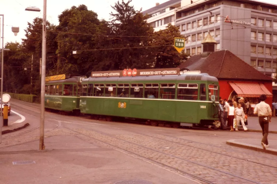 Basel sporvognslinje 4 med bivogn 1468 ved Aeschenplatz (1981)