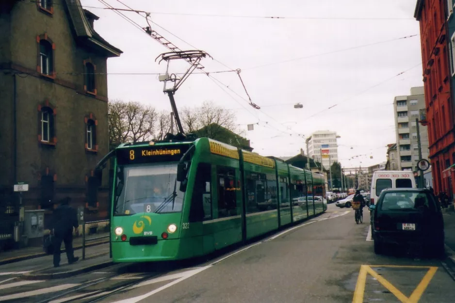 Basel sporvognslinje 8 med lavgulvsledvogn 322 ved Wiesenplatz (2006)