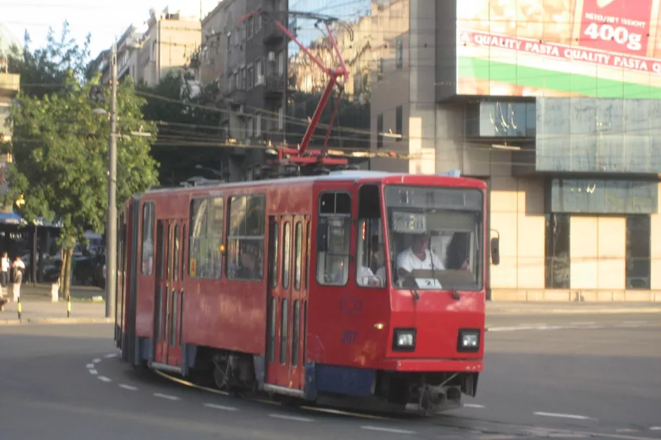 Beograd sporvognslinje 2 med ledvogn 267 på Savski Trg (2008)