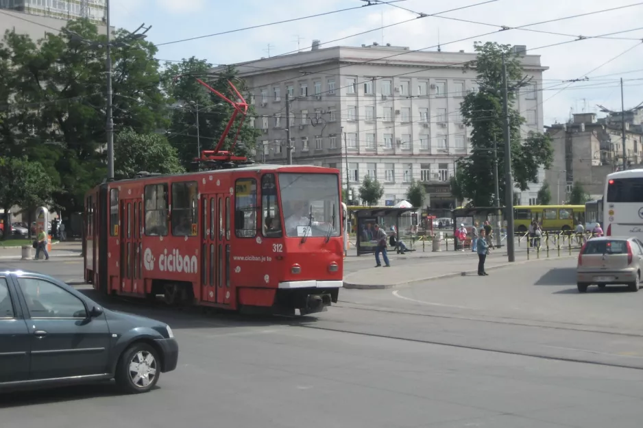 Beograd sporvognslinje 2 med ledvogn 312 på Savski Trg (2008)