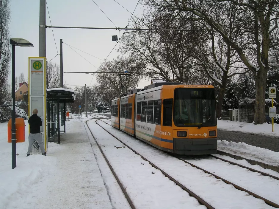 Berlin hurtiglinje M1 med lavgulvsledvogn 1048 ved Wiesenwinkel (2010)