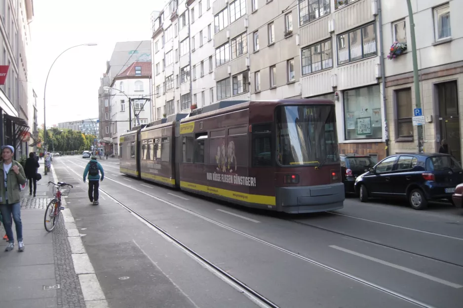 Berlin hurtiglinje M1 med lavgulvsledvogn 1098 på Rosenthaler Straße (2012)