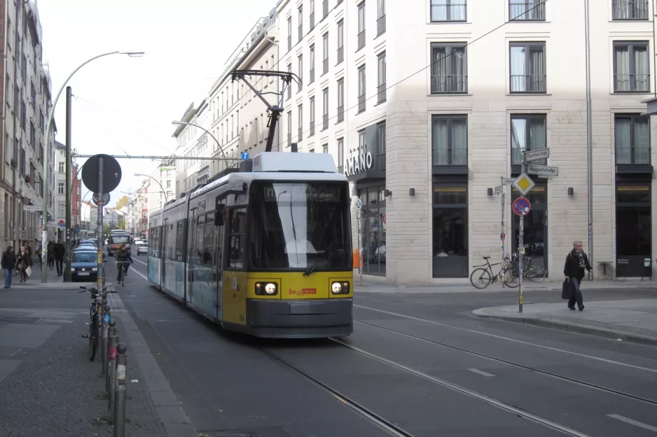 Berlin hurtiglinje M1 med lavgulvsledvogn 1104 nær Rosenthaler Platz (2012)