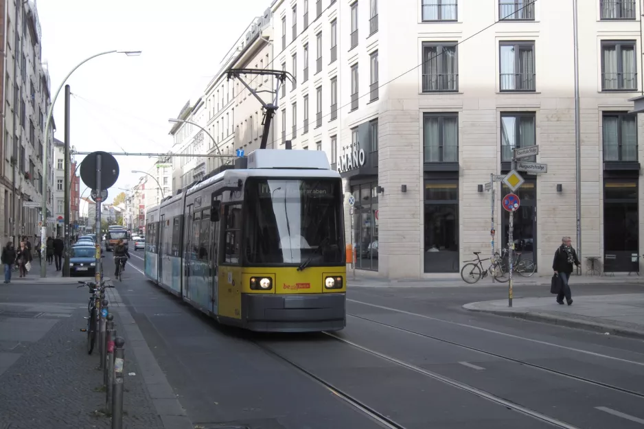 Berlin hurtiglinje M1 med lavgulvsledvogn 1104 på Rosenthaler Straße (2012)