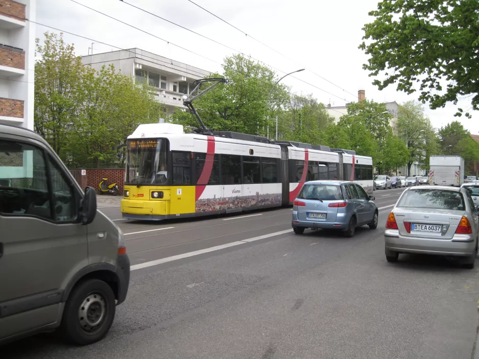 Berlin hurtiglinje M1 med lavgulvsledvogn 1513 på Grabbeallè, Pankow (2016)
