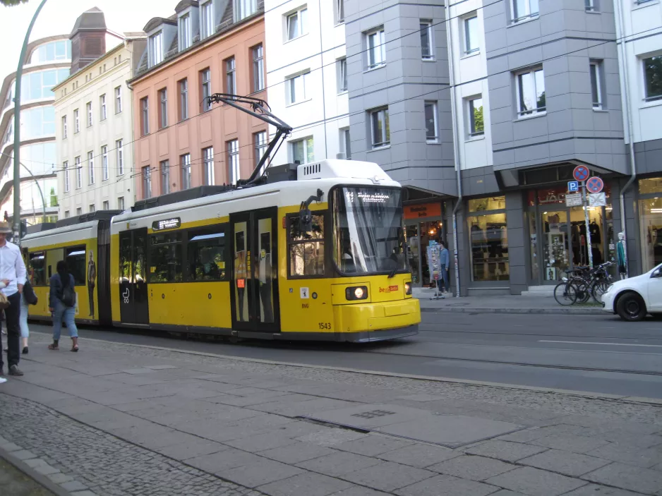 Berlin hurtiglinje M1 med lavgulvsledvogn 1543 nær Rosenthaler Platz (2016)