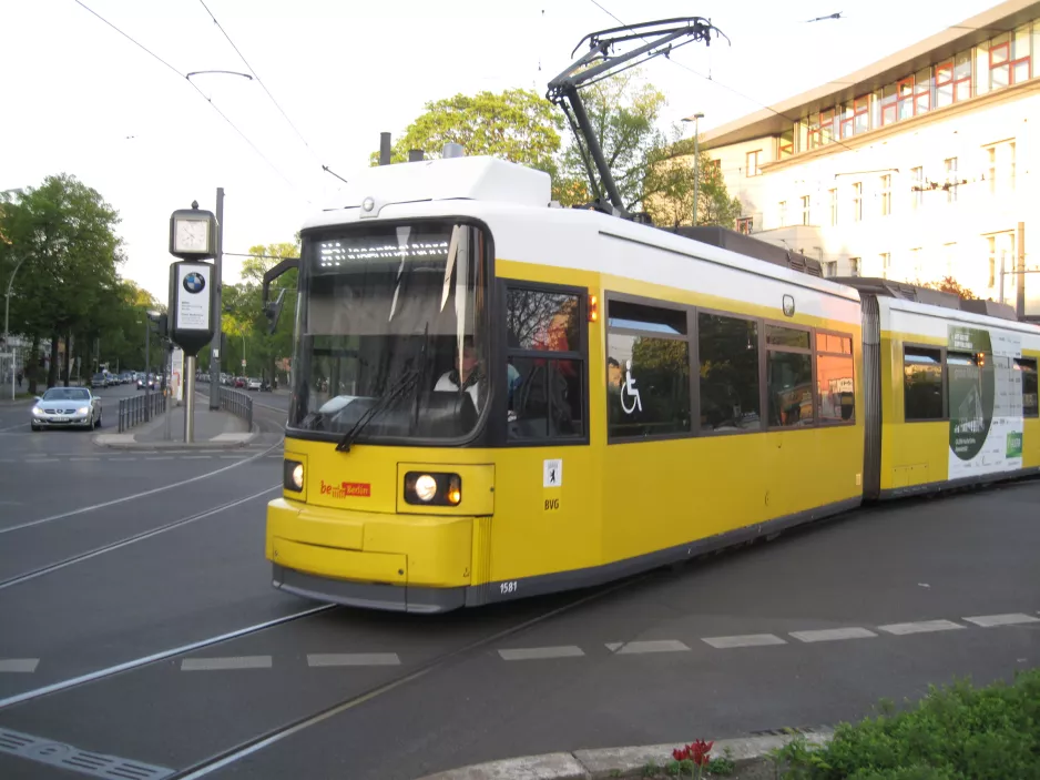 Berlin hurtiglinje M1 med lavgulvsledvogn 1581 i krydset Breite Straße/Mühlens Straße, Pankow (2016)