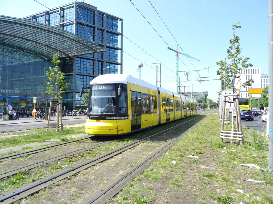 Berlin hurtiglinje M10 med lavgulvsledvogn 1083 foran Hauptbahnhof (2019)