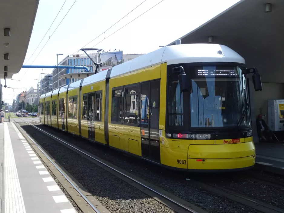 Berlin hurtiglinje M10 med lavgulvsledvogn 1083 ved Hauptbahnhof (2019)