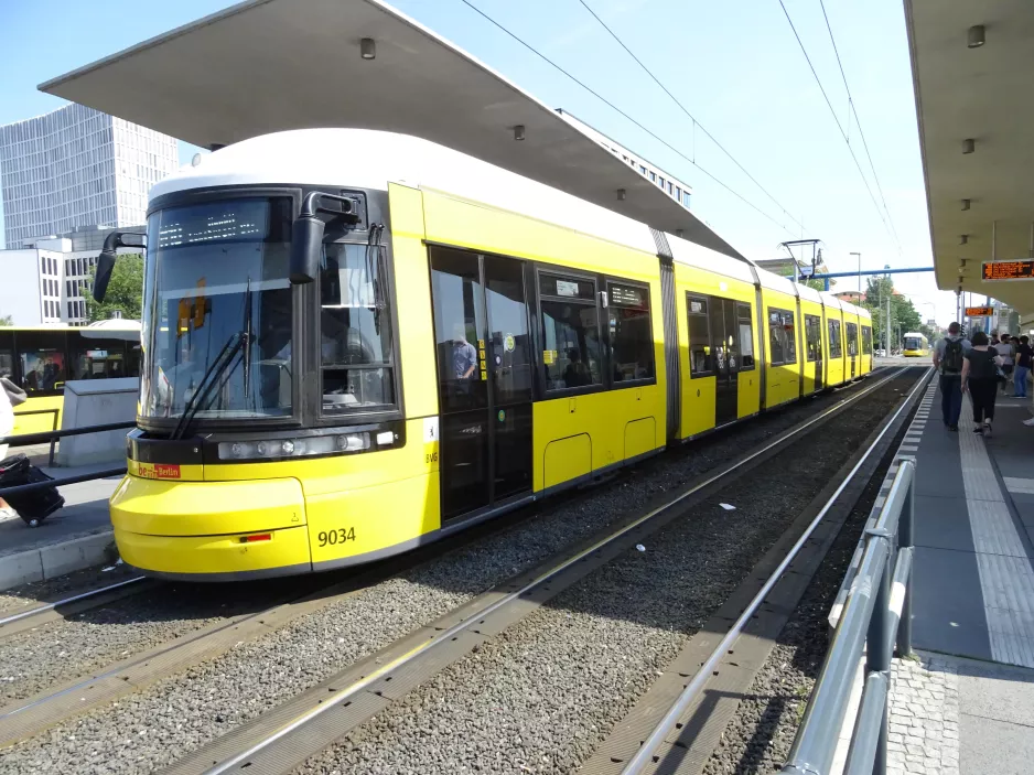 Berlin hurtiglinje M10 med lavgulvsledvogn 9034 ved Hauptbahnhof (2019)