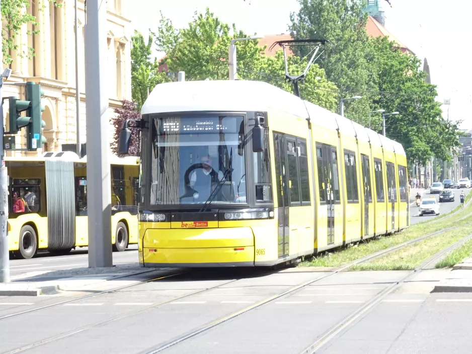 Berlin hurtiglinje M10 med lavgulvsledvogn 9065 på Invalidenstraße (2019)
