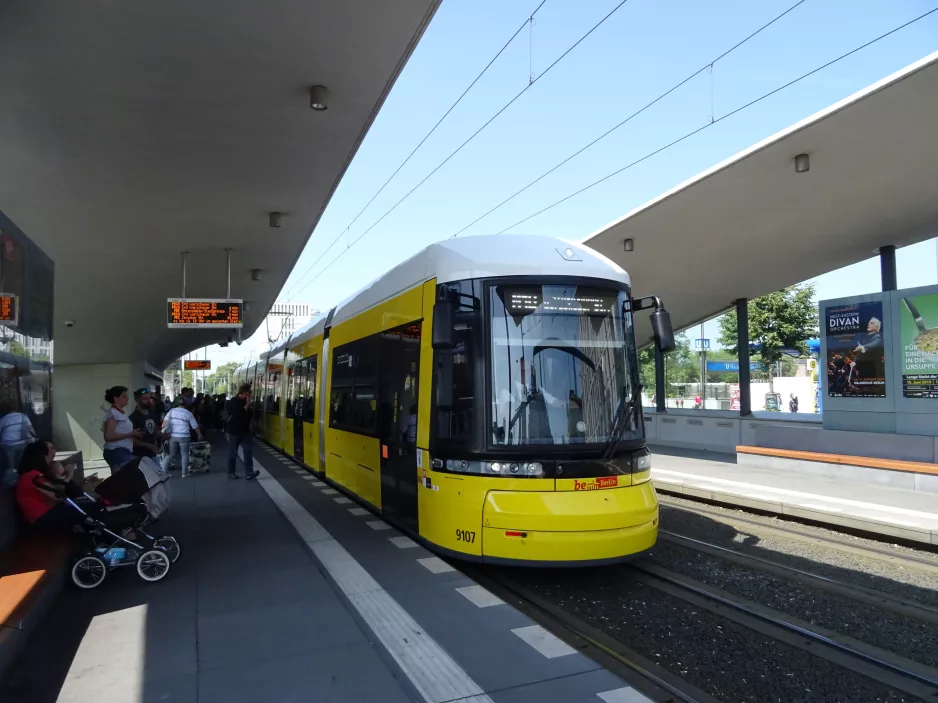 Berlin hurtiglinje M10 med lavgulvsledvogn 9107 ved Hauptbahnhof (2019)