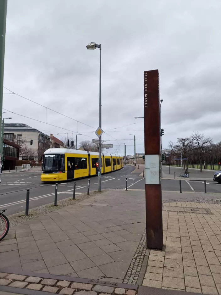 Berlin hurtiglinje M10 med lavgulvsledvogn 9150 på Julie-Wolfthorn Straße (2023)