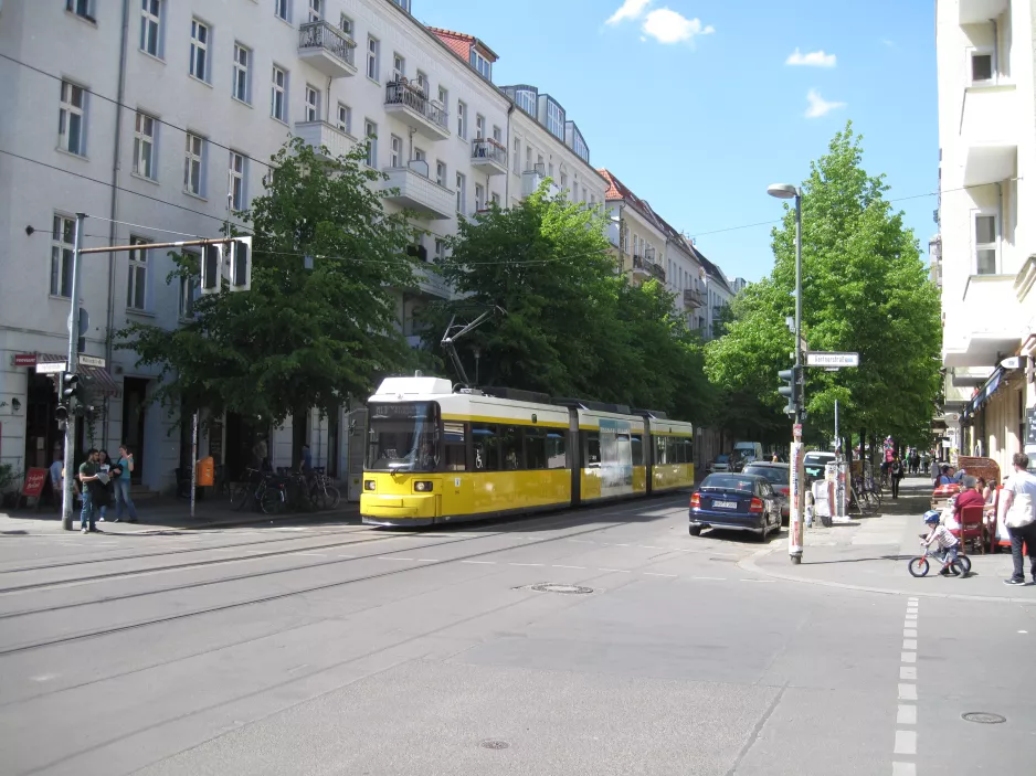Berlin hurtiglinje M13 med lavgulvsledvogn 1071 på Wülischstraße, Friedrichshain (2016)