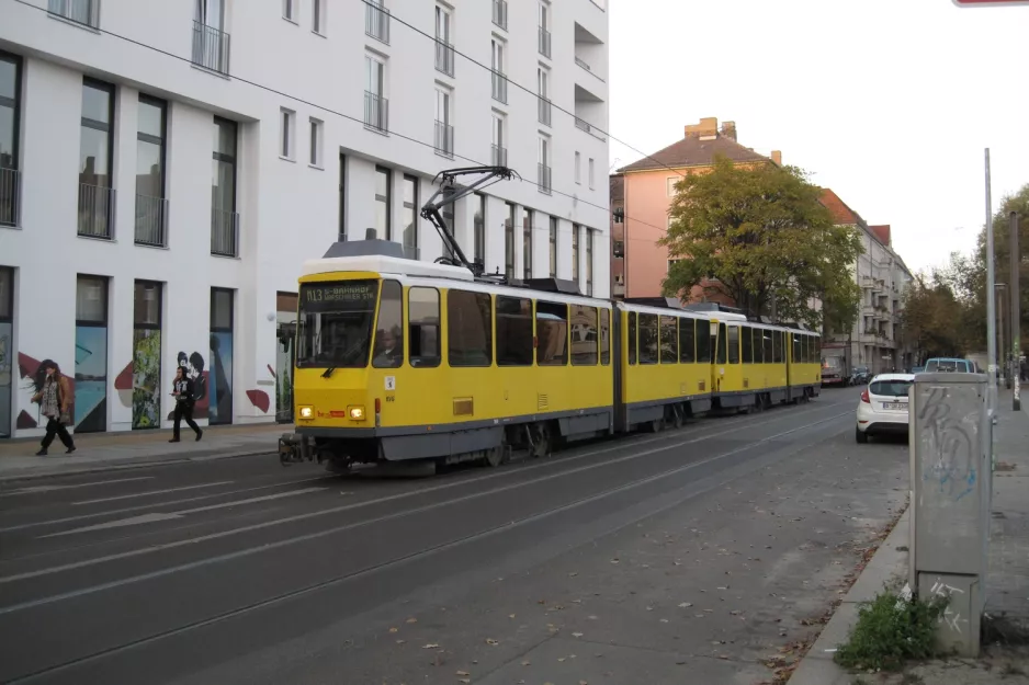 Berlin hurtiglinje M13 med ledvogn 7034 på Holteistraße (2012)