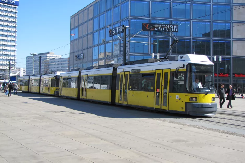 Berlin hurtiglinje M4 med lavgulvsledvogn 1044 på Alexanderplatz (2011)
