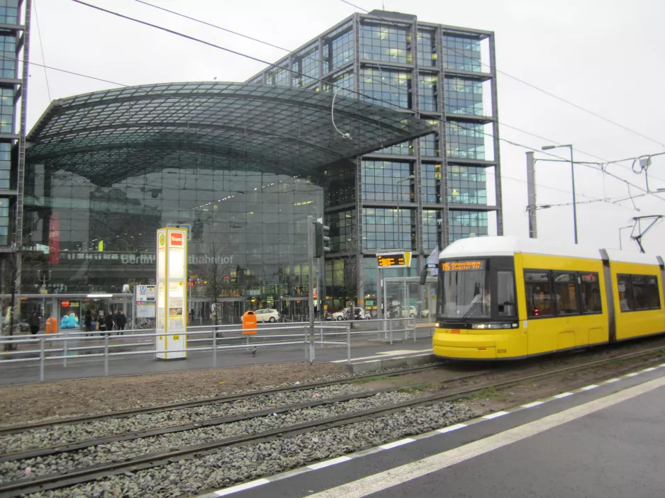 Berlin hurtiglinje M5 med lavgulvsledvogn 8018 på Invalidenstraße (2015)
