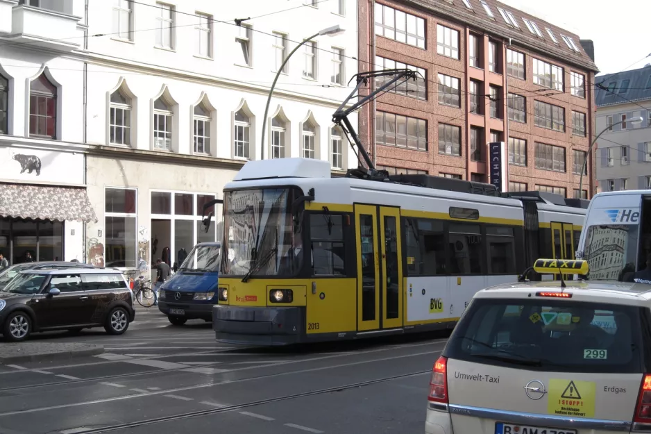 Berlin sporvognslinje 12 med lavgulvsledvogn 2013 på Rosenthaler Straße (2012)