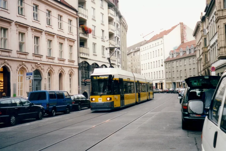 Berlin sporvognslinje 15 med lavgulvsledvogn 2044 på Alte Schönhauser Straße (2002)