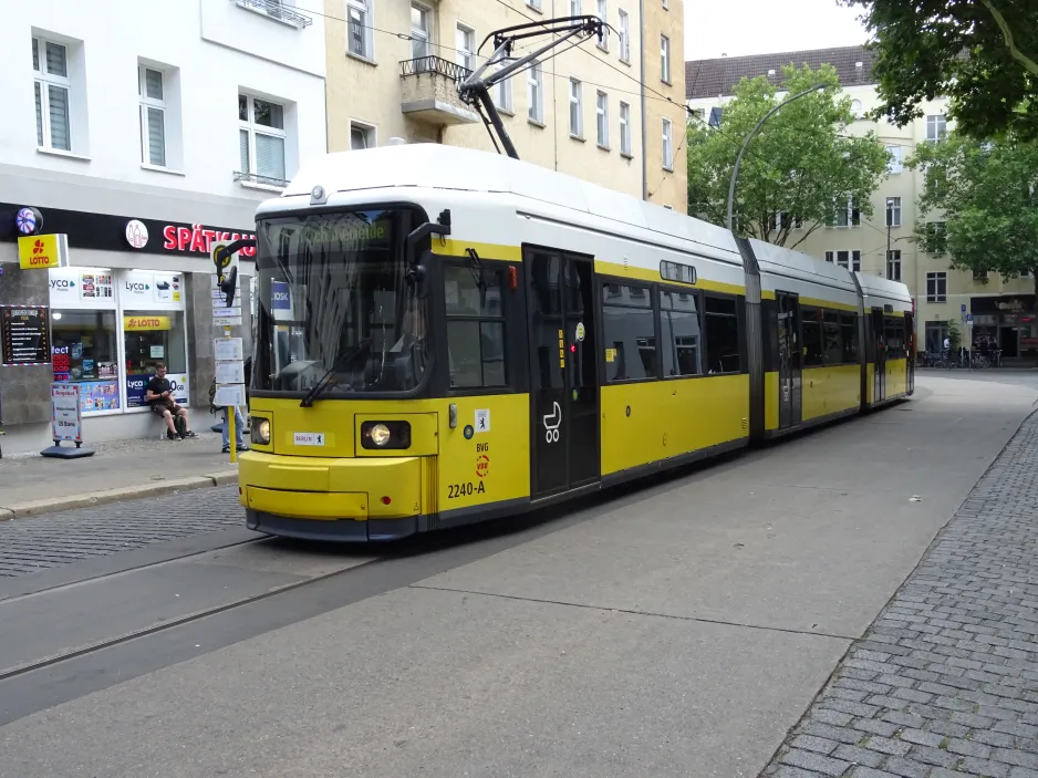 Berlin sporvognslinje 21 med lavgulvsledvogn 2240 ved S+U Lichtenberg / Siegfriedstraße (2024)