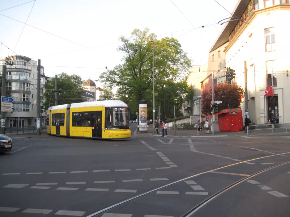 Berlin sporvognslinje 50 med lavgulvsledvogn 9021 i krydset Breite Straße/Berliner Straße, Pankow (2016)