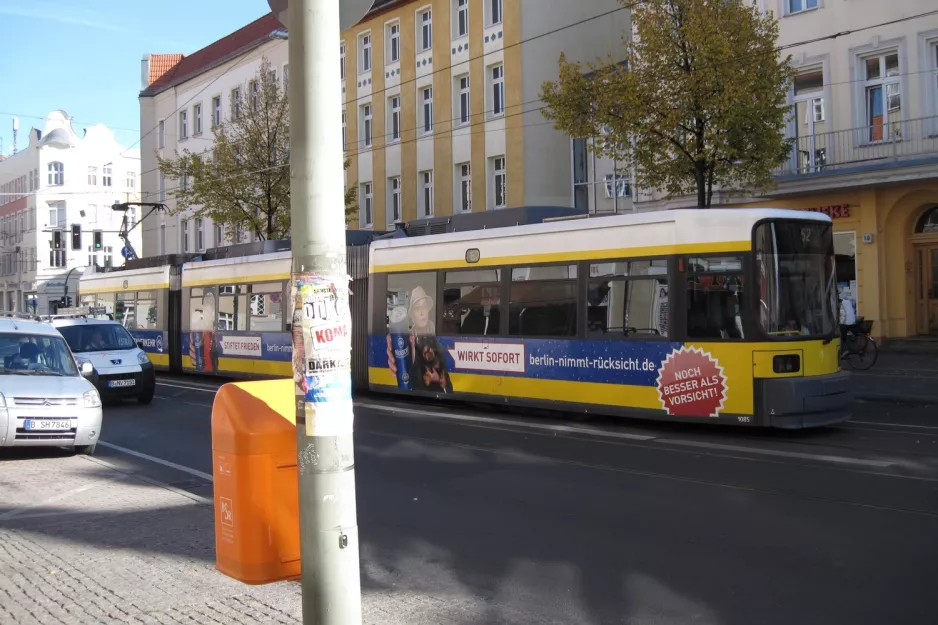 Berlin sporvognslinje 62 med lavgulvsledvogn 1085 nær Bahnhofstr. / Seelenbinderstr. (2012)