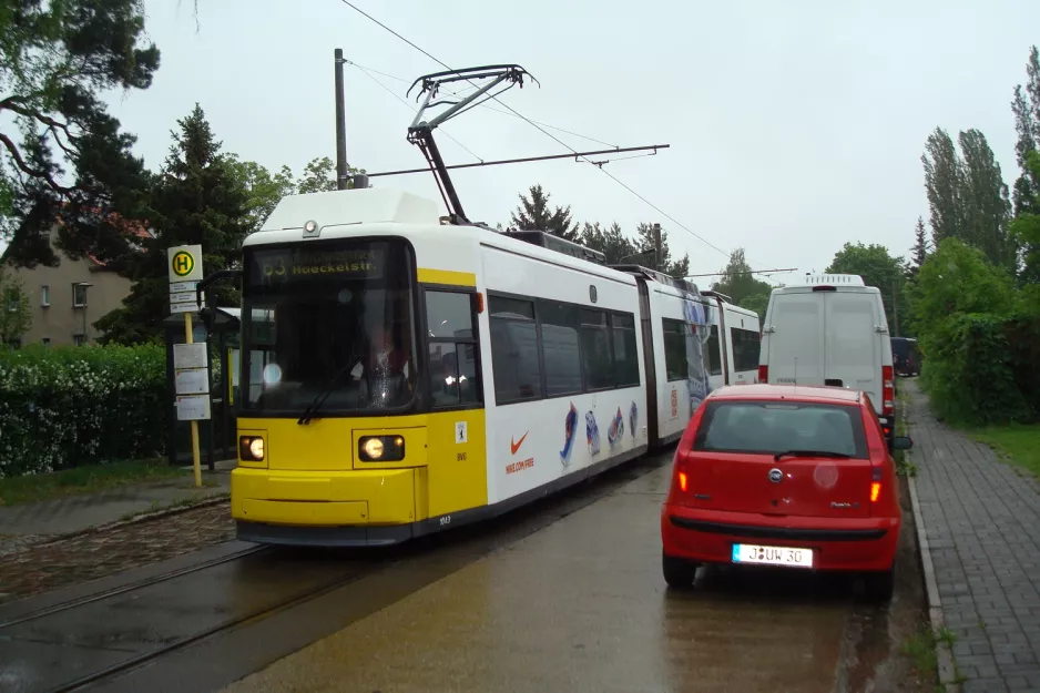 Berlin sporvognslinje 63 med lavgulvsledvogn 1043 ved Köpenick/Hirtestraße Janitzkystraße (2013)