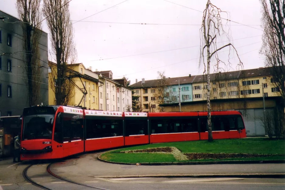Bern sporvognslinje 3 med lavgulvsledvogn 758 ved Weissenbühl (2006)
