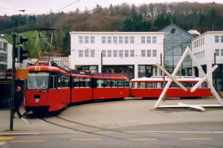 Bern sporvognslinje 9 med ledvogn 719 ved Wabern (2006)