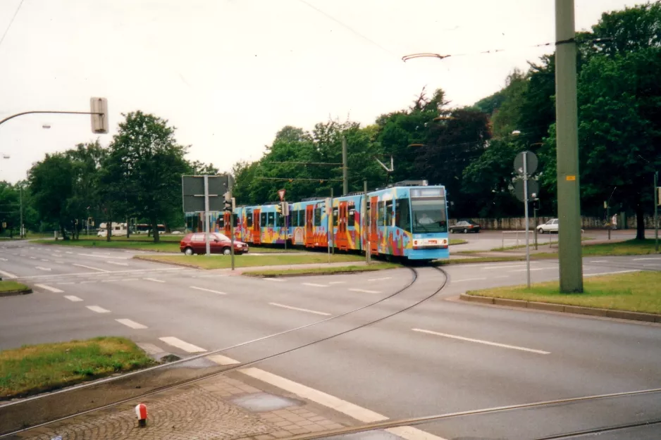 Bielefeld sporvognslinje 1 med ledvogn 578 på Adenauerplatz (2002)