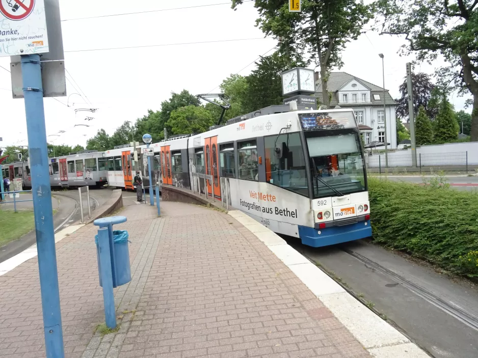 Bielefeld sporvognslinje 1 med ledvogn 592 ved Johannesstift (2020)