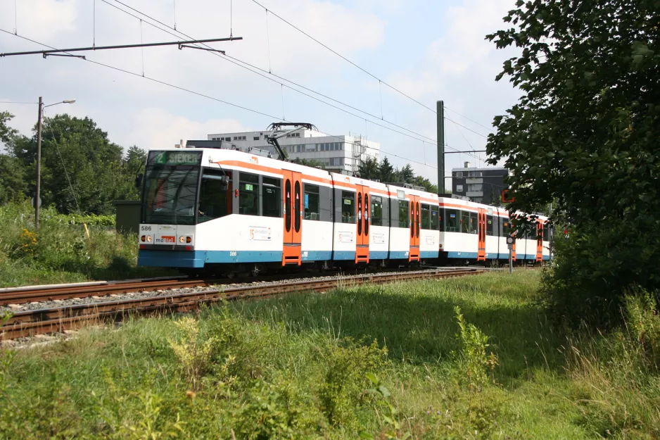 Bielefeld sporvognslinje 2 med ledvogn 586 nær Baumheide (2006)