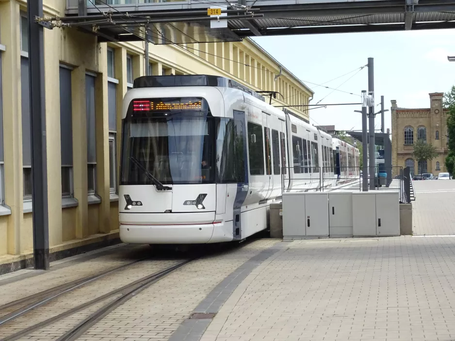 Bielefeld sporvognslinje 4 med ledvogn 5009 ved Dürkopp Tor 6 (2020)