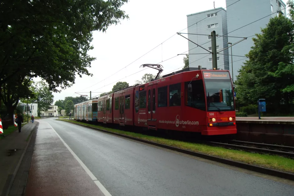 Bielefeld sporvognslinje 4 med ledvogn 566 ved Bültmannshof (2012)