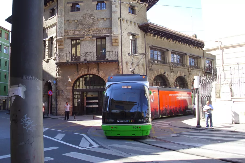 Bilbao sporvognslinje A med lavgulvsledvogn 404 nær Atxuri (2012)