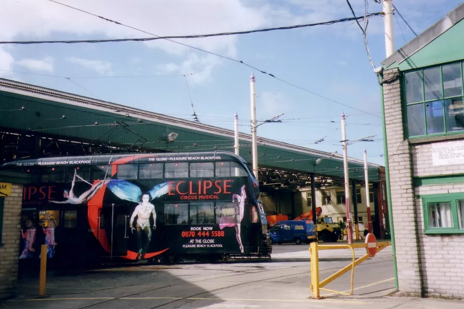 Blackpool dobbeltdækker-motorvogn 720 foran remisen på Blundell St. (2006)