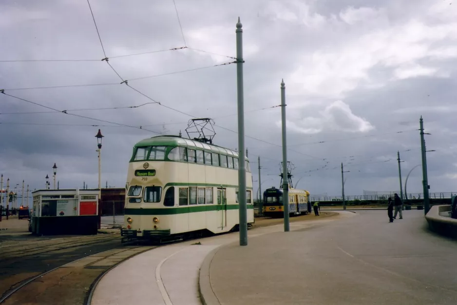 Blackpool sporvognslinje T med dobbeltdækker-motorvogn 703 ved Sandcastle / Pleasure Beach (2006)