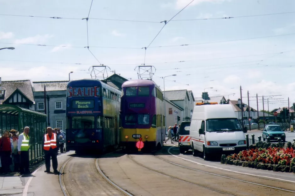 Blackpool sporvognslinje T med dobbeltdækker-motorvogn 709 ved Cleveleys (2006)